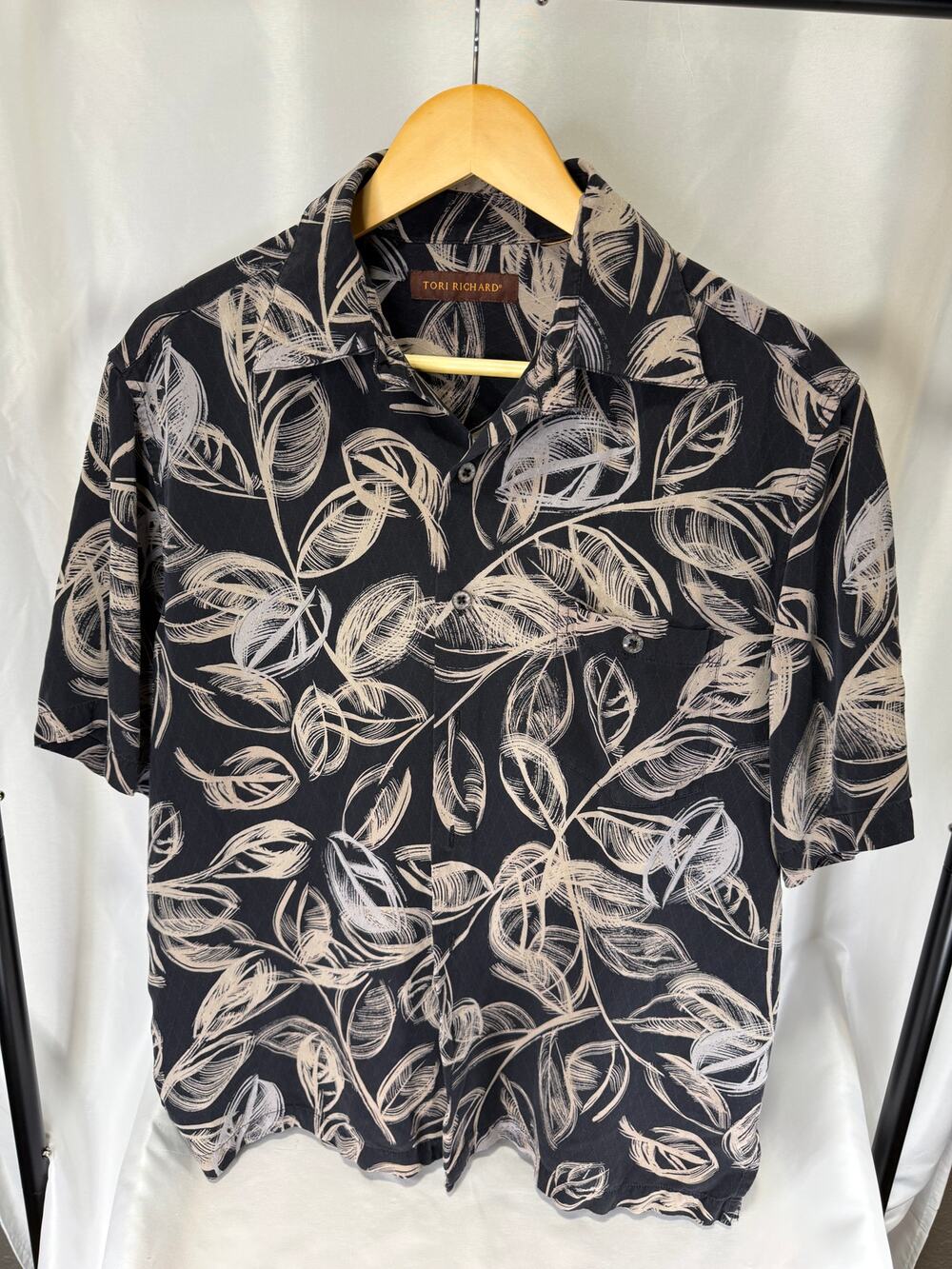 Tori Richard Hawaiian Shirt Mens Black Tan Tropical Leaf Short Sleeve Size M